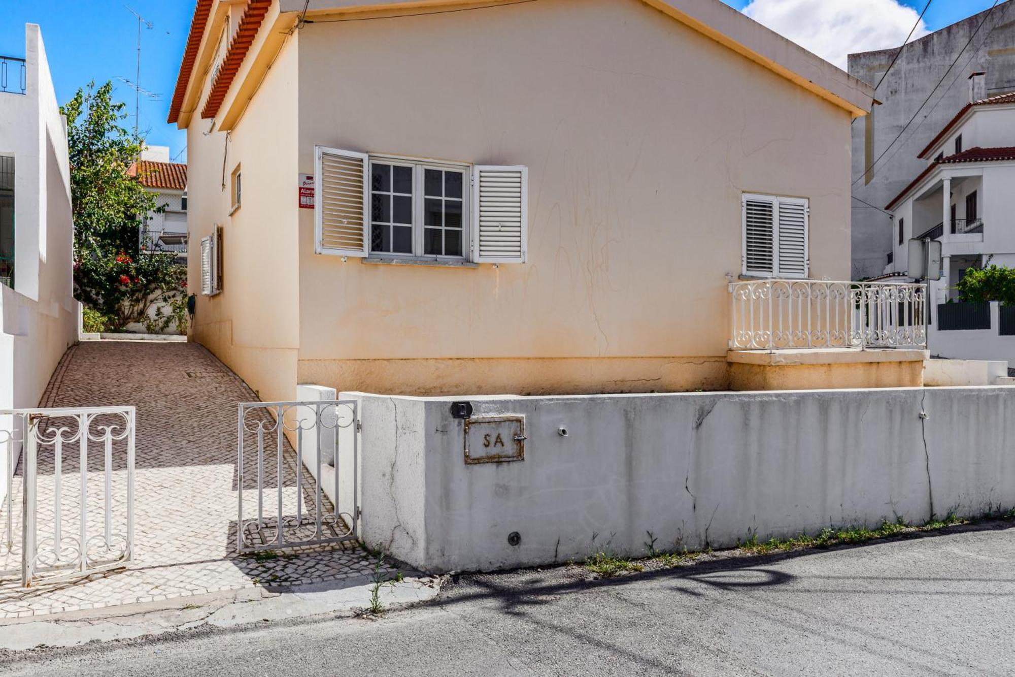 Local Erra Holiday home Coruche